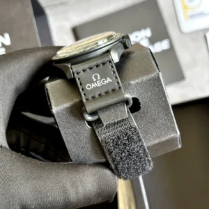 Omega x Swatch Snoopy Black Quartz S033B700 42mm - Image 6